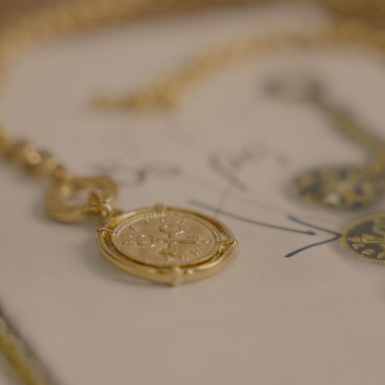 CR&Eacute;ATIONTous nos bijoux sont imagin&eacute;s en interne, dessin&eacute;s &agrave; la main et model&eacute;s avant d&rsquo;&ecirc;tre fabriqu&eacute;s avec une grande exigence de qualit&eacute;. Chaque produit b&eacute;n&eacute;ficie d&rsquo;un vrai temps de d&eacute;veloppement et une attention particuli&egrave;re est port&eacute;e aux finitions. Les marques de fabrique d&rsquo;AGATHA se retrouvent sur les mod&egrave;les iconiques : l&rsquo;argent miroir, le fermoir b&acirc;ton, la maille et certains savoir-faire comme le martelage. Pour les collections capsules lanc&eacute;es chaque mois, d&rsquo;autres mat&eacute;riaux sont introduits pour coller aux envies du moment&nbsp;: pierres naturelles, perles, raphia ou encore &eacute;mail.