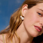 Boucles d'oreilles pendantes PERLYS - Perle / Doré - Boucles d'oreilles  | Agatha